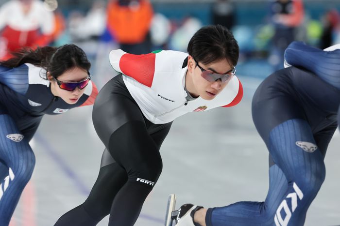 2026 밀라노-코르티나담페초 동계올림픽을 사흘 앞둔 3일(현지시각) 이탈리아 밀라노 스피드스케이팅 스타디움에서 헝가리로 귀화한 김민석이 우리나라 대표팀 선수들과 함께 훈련하고 있다. ⓒ 연합뉴스