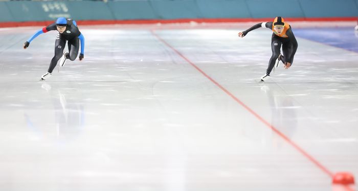 레이스 펼치는 김민선(사진 오른쪽)과 이나현. ⓒ 뉴시스