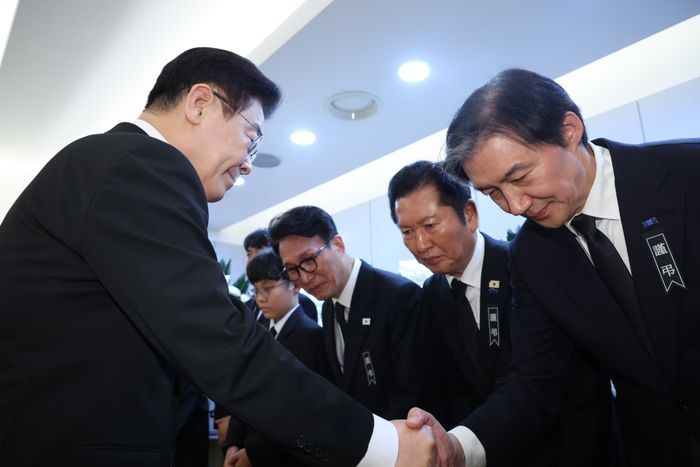 이재명 대통령이 지난 1월 27일 서울 종로구 서울대병원 장례식장에 마련된 고 이해찬 전 국무총리 빈소에서 상주 자리를 지키고 있는 조국혁신당 조국 대표(오른쪽부터), 더불어민주당 정청래 대표, 김민석 총리 등과 악수하고 있다. ⓒ 연합뉴스