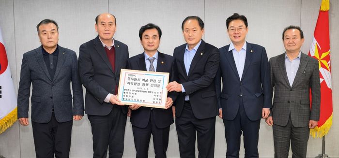 동두천시가 미군기지 반환·국가산업단지 등 현안을 안규백 국방부장관(왼쪽 세번째)에게 건의한후 기념촬영을 하고 있다.ⓒ