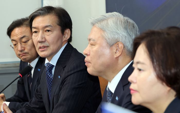 조국혁신당 조국 대표가 8일 국회에서 기자간담회를 열고 합당을 제안한 더불어민주당을 향해 