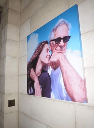 미국 법무무부가 지난달 30일 공개한 미성년자 성착취범 ‘제프리 엡스타인 파일’ 속 엡스타인(오른쪽)과 연인 카리나 슐리악이 함께 있는 모습. ⓒ AFP/연합뉴스