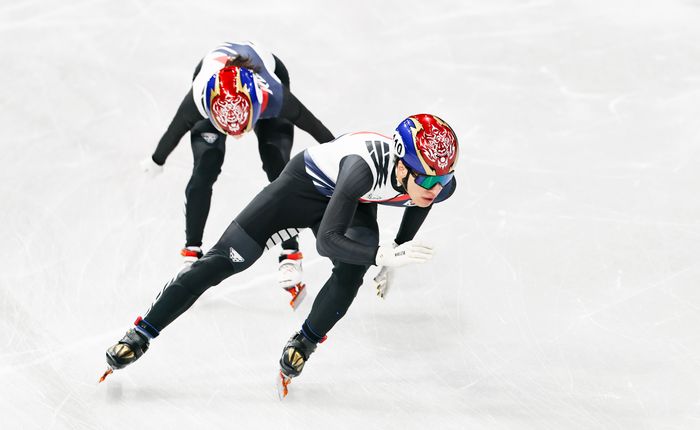 쇼트트랙 황대헌이 10일(현지시각) 이탈리아 밀라노 아이스스케이팅 아레나에서 열린 2026 밀라노·코르티나 담페초 동계올림픽 쇼트트랙 혼성계주 준결승에서 역주하고 있다. ⓒ 뉴시스