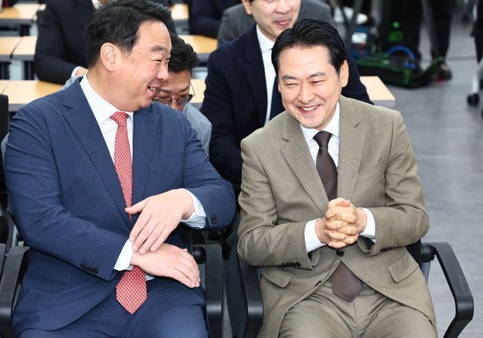 장동혁 국민의힘 대표가 지난해 12월 31일 오전 서울 여의도 중앙당사에서 열린 사무처 당직자 종무식에서 정희용 사무총장과 대화하고 있다. ⓒ뉴시스