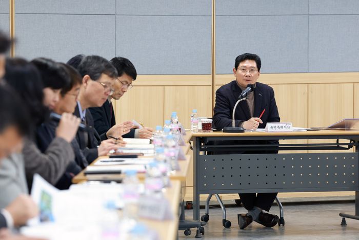 23일 기흥구청에서 열린 간부 공무원 회의에 참석한 이상일 시장이 발언을 하고 있다. ⓒ용인시 제공