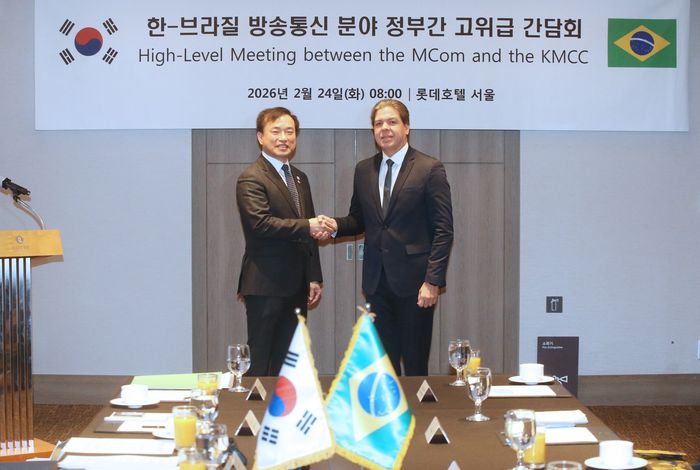 김종철 방송미디어통신위원회 위원장(왼쪽)과 프레데리쿠 지 시케이라 필류 브라질 통신부 장관이 24일 서울에서