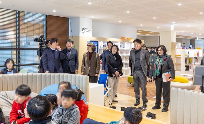 경기 중부권 단체장 및 부단체장들이 11일 군포시 가족센터를 둘러보고 있다. 왼쪽부터 이민근안산시장, 안치권 의왕부시장,신계용 과천시장,최대호 안양시장,하은호 군포시장,최혜민 광명부시장ⓒ군포시제공