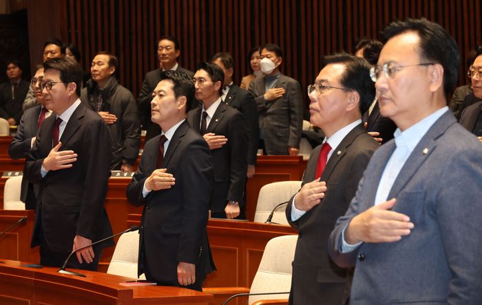 장동혁(앞줄 왼쪽 두번째부터) 국민의힘 대표와 송언석 원내대표를 비롯한 의원들이 2일 오후 국회에서 열린 의원총회에서 국민의례를 하고 있다. ⓒ뉴시스