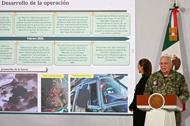 23일(현지시간) 멕시코 수도 멕시코시티 국립궁에서 열린 클라우디아 셰인바움 대통령의 일일 기자회견에서 리카르도 트레비야 트레호 국방부 장관이 대통령 옆에서 마약왕 급습작전에 대해 설명하고 있다. ⓒ AFP/연합뉴스