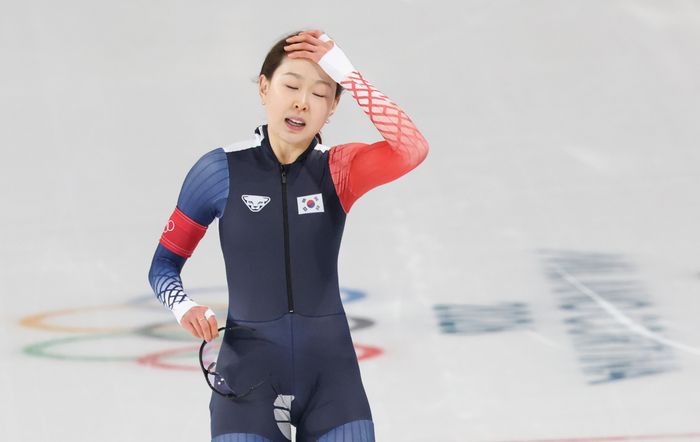스피드스케이팅 김민선이 9일(현지시각) 이탈리아 밀라노 스피드스케이팅 아레나에서 열린 2026 밀라노코르티나 담페초 동계올림픽 스피드스케이팅 1000m 여자 경기를 마치고 아쉬워하고 있다. ⓒ 뉴시스