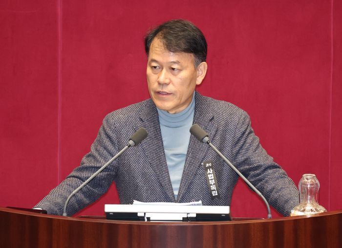 윤한홍 국민의힘 의원이 24일 오후 열린 국회 본회의에서 상법개정안에 대한 무제한토론을 하고 있다. ⓒ뉴시스