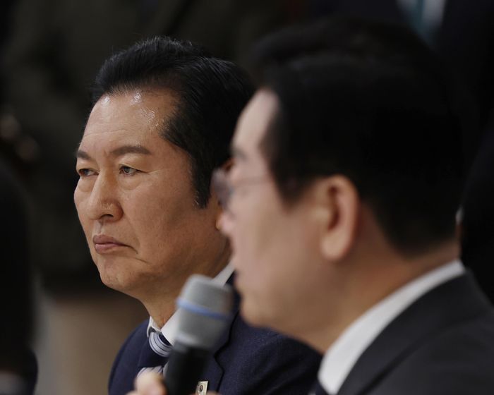 정청래 더불어민주당 대표가 1월16일 청와대 상춘재에서 열린 정당 지도부 초청 오찬에서 이재명 대통령의 발언을 듣고 있다.ⓒ뉴시스