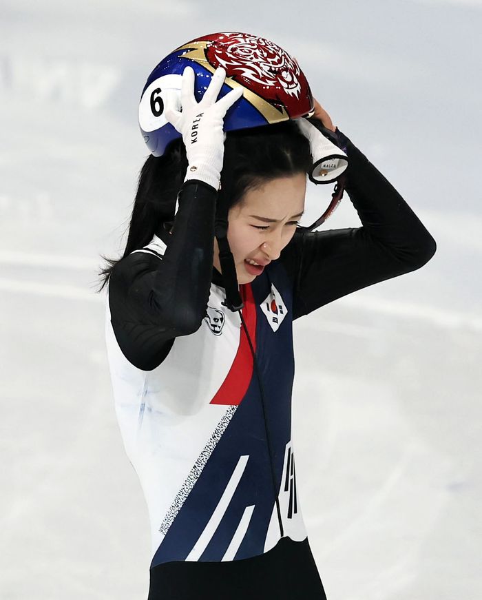 쇼트트랙 김길리가 10일(현지시각) 이탈리아 밀라노 아이스스케이팅 아레나에서 열린 2026 밀라노·코르티나 담페초 동계올림픽 쇼트트랙 혼성계주 준결승을 마친 뒤 아쉬워 하고 있다. ⓒ 뉴시스