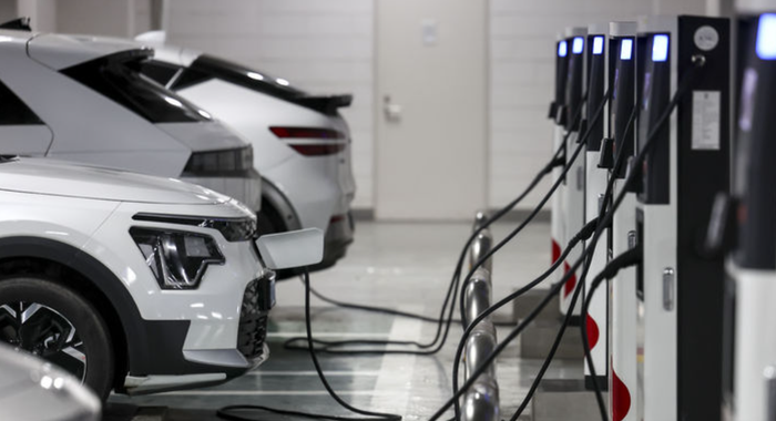 주차장 내 전기차충전소에서 전기차량이 충전되고 있다.ⓒ뉴시스