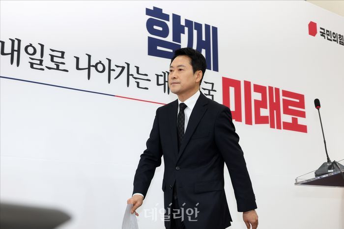 장동혁 국민의힘 대표가 20일 오전 국회에서 윤석열 전 대통령의 내란 우두머리 1심 선고 결과 관련 입장을 발표한 뒤 퇴장하고 있다. ⓒ데일리안 홍금표 기자