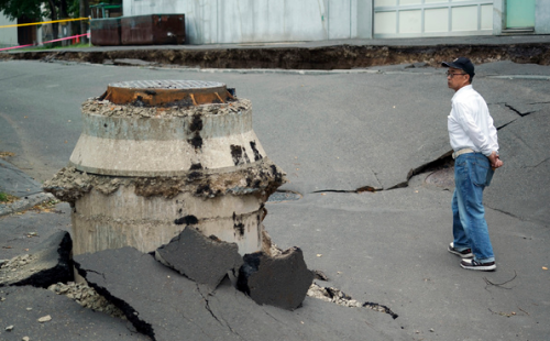 2018년 일본 홋카이도에서 발생한 규모 6.7의 지진으로 파손된 시내 도로 ⓒAP