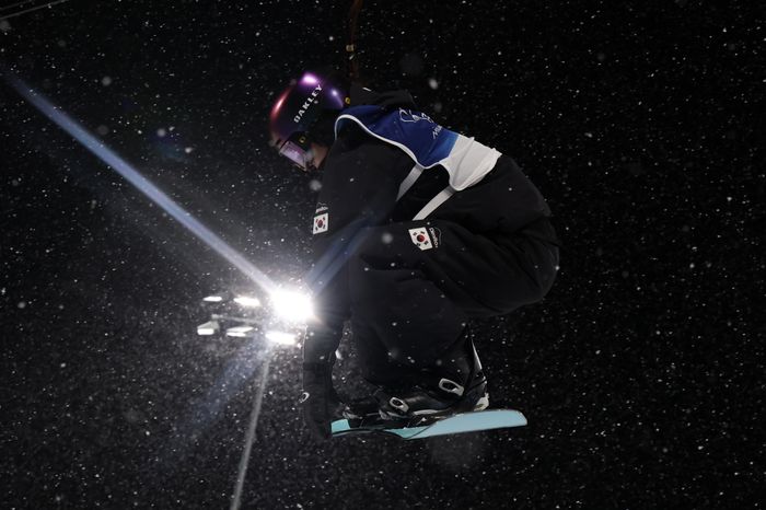 설상 첫 금메달을 획득한 스노보드 최가온. ⓒ REUTERS/연합뉴스