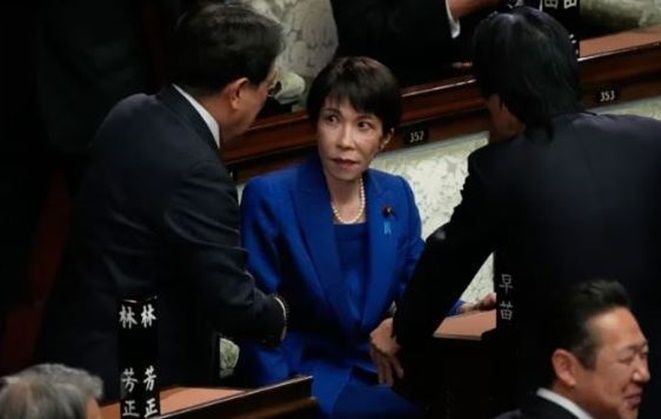 다카이치 사나에(가운데) 일본 총리가 23일 도쿄 국회의사당 중의원 본회의장에서 열린 정기국회 시작에 앞서 중의원 의원들과 대화를 나누고 있다. ⓒ AP/연합뉴스