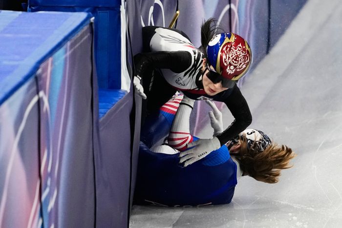 쇼트트랙 김길리가 10일(현지시각) 이탈리아 밀라노 아이스스케이팅 아레나에서 열린 2026 밀라노·코르티나 담페초 동계올림픽 쇼트트랙 혼성계주 준결승에서 미국 선수와 충돌하며 넘어지고 있다. ⓒ AP=뉴시스