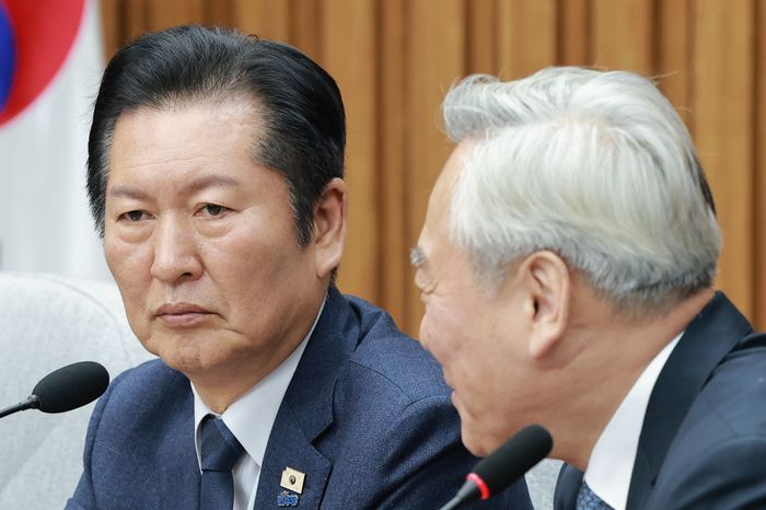 더불어민주당 정청래 대표가 5일 국회에서 초선 의원들과 만나며 초선 의원 모임인 더민초 회장 이재강 의원과 대화하고 있다. ⓒ연합뉴스