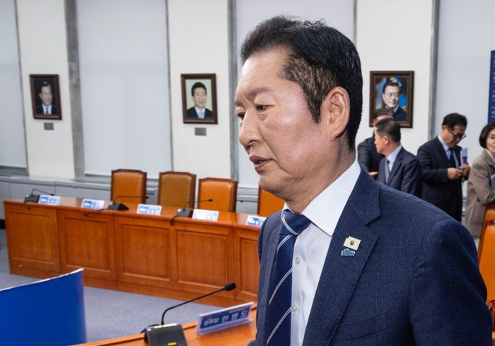 더불어민주당 정청래 대표가 4일 국회에서 열린 최고위원회의를 마치고 이동하고 있다. ⓒ연합뉴스