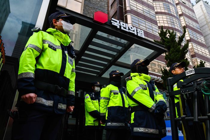 정교 유착 의혹을 수사하는 검경 합동수사본부가 신천지 신도들의 집단 당원 가입 의혹과 관련해 국민의힘에 대한 압수수색을 착수한 27일 오전 서울 여의도 국민의힘 당사에서 경찰들이 대기하고 있다. ⓒ뉴시스