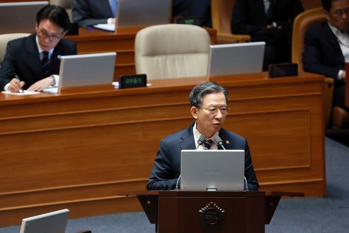 정성호 법무부 장관이 9일 서울 여의도 국회에서 열린 본회의 정치·외교·통일·안보 분야 대정부질문에서 의원 질의에 답하고 있다.ⓒ뉴시스