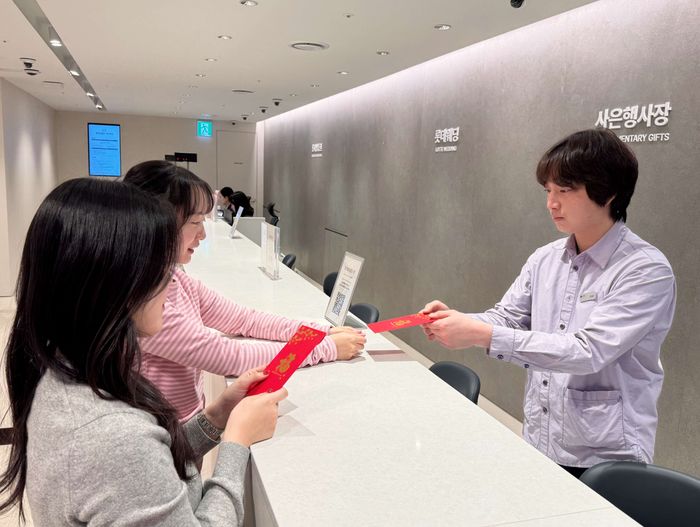 서울시 중구 소공동에 위치한 본점 사은행사장에서 춘절 기념 홍바오(붉은 봉투)에 상품권을 증정하고 있다.ⓒ롯데백화점