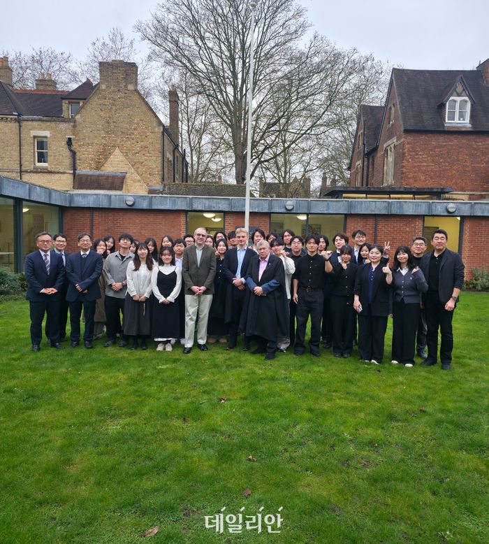5일(현지시간) 영국 옥스퍼드대학교 켈로그 칼리지에서 2025 글로벌 사이버보안 인재양성 교육 프로그램 1기 수료식이 진행된 가운데 참석자들이 기념촬영을 하고 있다.ⓒ정보통신기획평가원