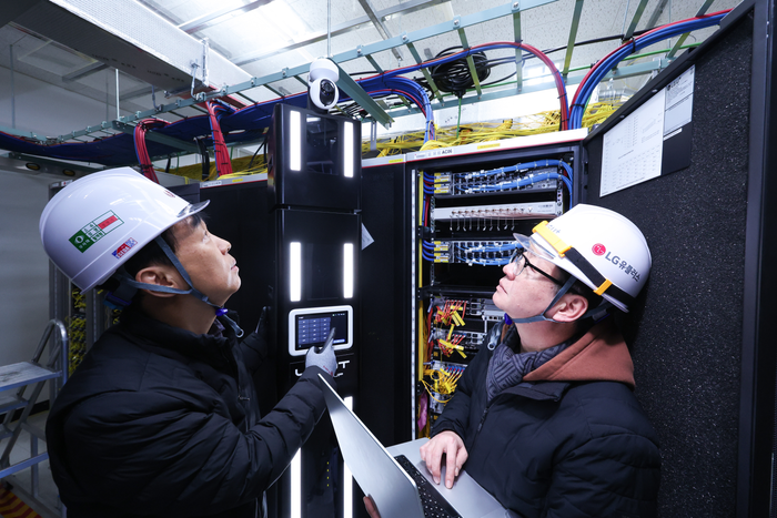 LG유플러스 직원이 AI 자율주행 로봇 ‘U-BOT’을 소개하는 모습.ⓒLG유플러스