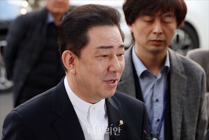 공천헌금 수수 등 13가지 의혹을 받고 있는 무소속 김병기 의원이 26일 오전 서울 마포구 서울경찰청 공공범죄수사대에 피의자 신분으로 경찰 소환조사에 출석하기 전 취재진 앞에서 입장을 밝히고 있다.ⓒ데일리안 홍금표 기자