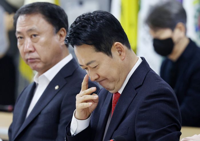 장동혁 국민의힘 대표가 12일 서울 영등포구 한국노총에서 열린 국민의힘-한국노총 정책간담회에서 장내 정리를 기다리고 있다. ⓒ뉴시스