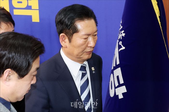 정청래 더불어민주당 대표가 지난 19일 오후 국회에서 윤석열 전 대통령의 내란 우두머리 혐의 1심 재판 무기징역 선고 관련 입장을 밝힌 뒤 회의실을 나서고 있다. ⓒ데일리안 홍금표 기자