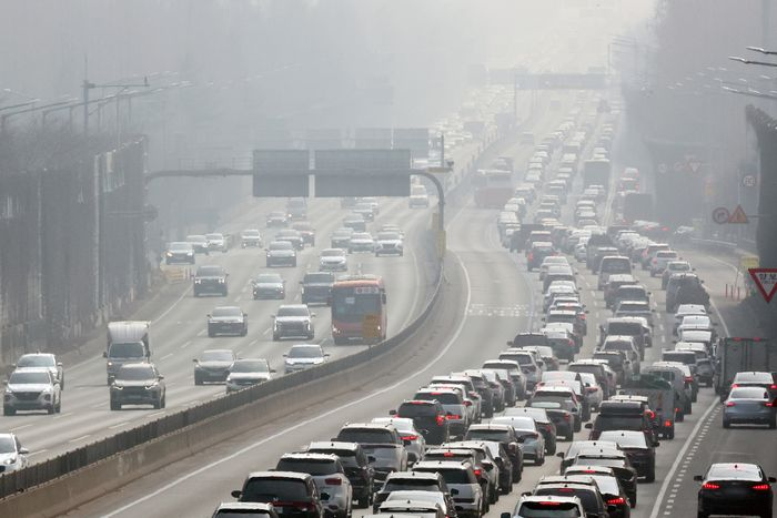 14일 오후 서울 서초구 잠원IC 인근 경부고속도로 하행선(오른쪽)이 정체를 빚고 있다.ⓒ뉴시스