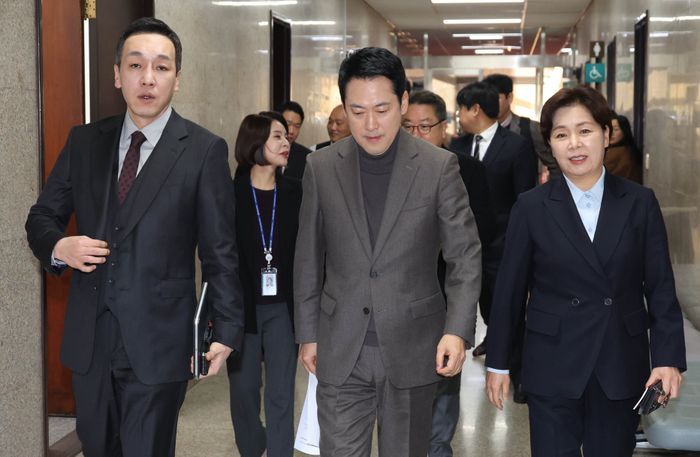 장동혁 국민의힘 대표가 19일 오전 국회에서 열린 최고위원회의에 참석하고 있다. 왼쪽부터 김민수 최고위원, 장 대표, 양향자 최고위원. ⓒ뉴시스