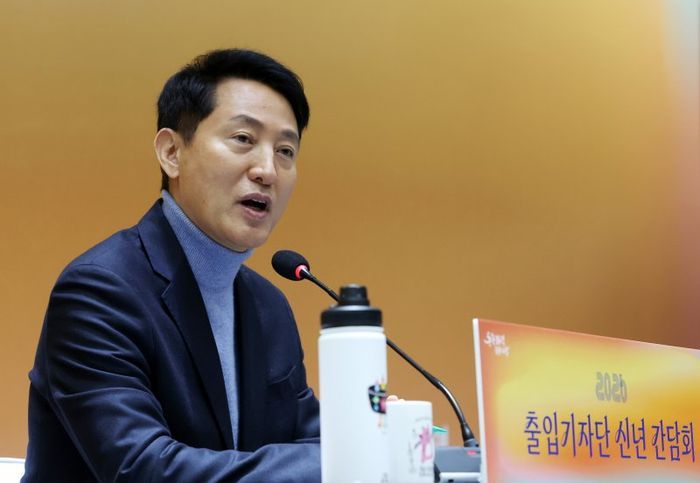 오세훈 서울시장이 10일 오전 서울 중구 서울시청에서 열린 출입기자단 신년 간담회에 참석해 기자들의 질문에 답하고 있다.ⓒ뉴시스