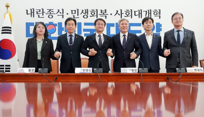 한병도 더불어민주당 원내대표가 25일 국회에서 열린 민주당-개혁진보 4당 정치개혁 간담회에 참석해 기념 촬영하고 있다. 왼쪽부터 용혜인 기본소득당 대표 겸 원내대표, 윤종오 진보당 원내대표, 한 원내대표, 서왕진 조국혁신당 원내대표, 한창민 사회민주당 대표 겸 원내대표, 민주당 전략기획위원장인 이연희 의원. ⓒ연합뉴스