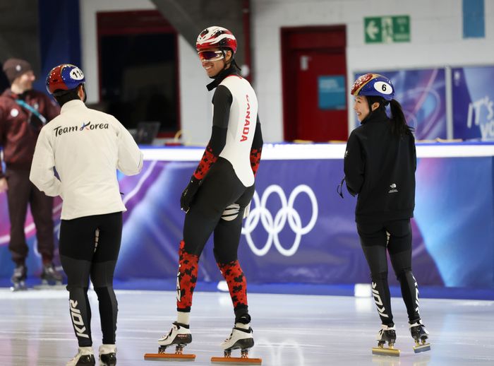 대한민국 쇼트트랙 대표팀 김길리와 신동민이 5일(현지시각) 이탈리아 밀라노 쇼트트랙 아이스 아레나에서 캐나다 국기대표팀 세계랭킹 1윌 윌리엄 단지누와 대화하고 있다. ⓒ 뉴시스
