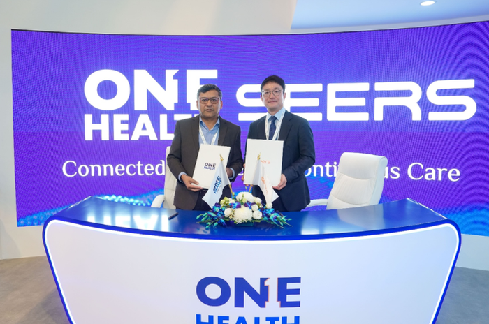 이영신 씨어스테크놀로지 대표(왼쪽)와 퓨어헬스 최고디지털책임자 및 원헬스 CEO 애드난 안줌이 지난 10일(현지시간) 두바이에서 열린 ‘WHX Dubai 2026’ 원 헬스 부스에서 MOU 체결 기념 촬영을 하고 있다. ⓒ씨어스테크놀로지