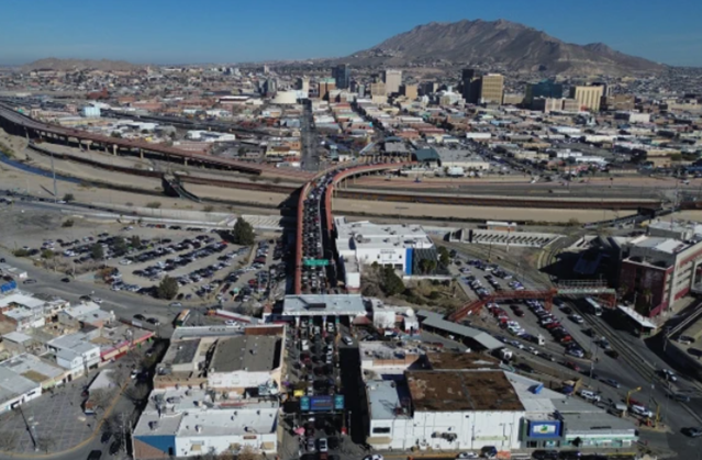 11일(현지시간) 텍사스주 엘패소 국제공항 근처의 교통이 마비돼 있다. ⓒAP통신 홈페이지 캡처