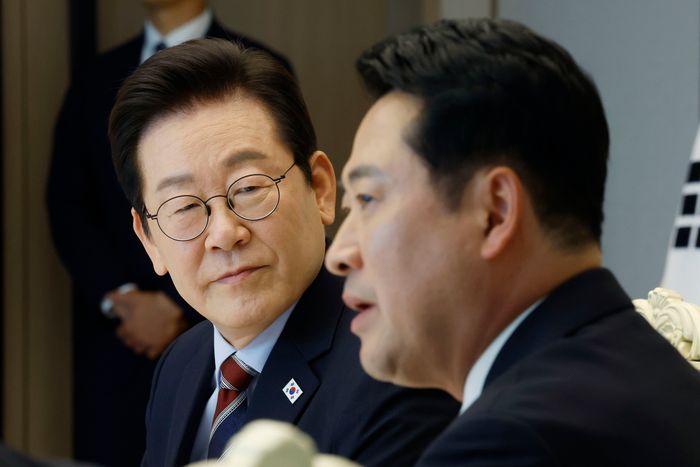 이재명 대통령이 2025년 9월 8일 서울 용산 대통령실 청사에서 열린 여야 지도부 오찬 회동에서 장동혁 국민의힘 대표 발언을 듣고 있다. ⓒ뉴시스