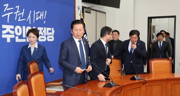 더불어민주당 정청래 대표와 한병도 원내대표, 최고위원들이 지난 10일 국회에서 조국혁신당과의 합당 논의를 주제로 열린 비공개 최고위원회의를 마친 뒤 결과를 발표하기 위해 회의실로 들어서고 있다. ⓒ연합뉴스