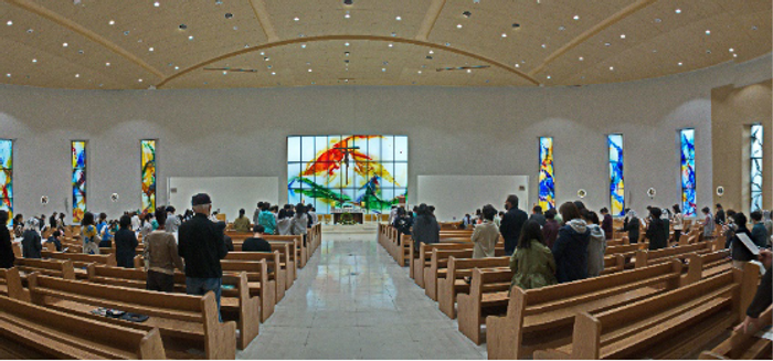 ⓒ좌석이 제대를 향하도록 둥그렇게 설치된 성당 내부