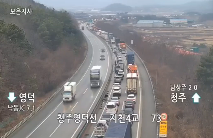 1월 10일 오전 서산영덕고속도로 남상주 나들목 인근에서 차량 30대가 추돌하는 사고가 발생했다. ⓒ한국도로공사 CCTV 캡처