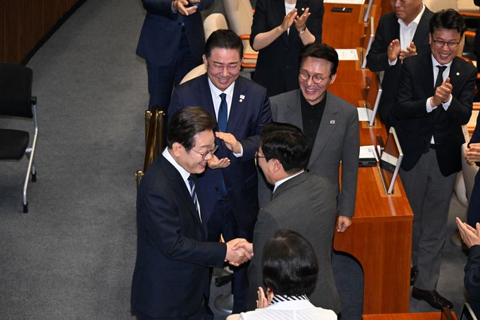 이재명 대통령이 2025년 6월 26일 오전 국회에서 열린 본회의에서 2025년도 제2회 추가경정예산(추경)에 대한 시정연설을 하기 전 박찬대 더불어민주당 의원과 인사하고 있다. ⓒ뉴시스