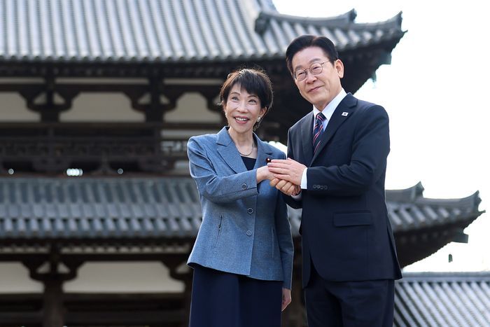 이재명 대통령과 다카이치 사나에 일본 총리가 지난 14일(현지 시간) 나라현의 대표 문화유적지인 호류지에서 열린 친교 행사에서 기념촬영을 하고 있다. ⓒ 뉴시스