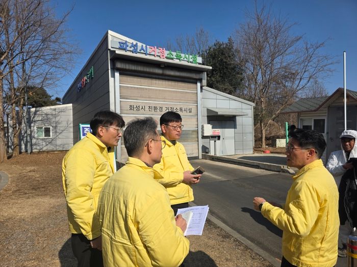 윤성진 화성특례시 제1부시장이 화성시 거점 소독시설 점검을 하고 있는 모습. ⓒ화성시 제공