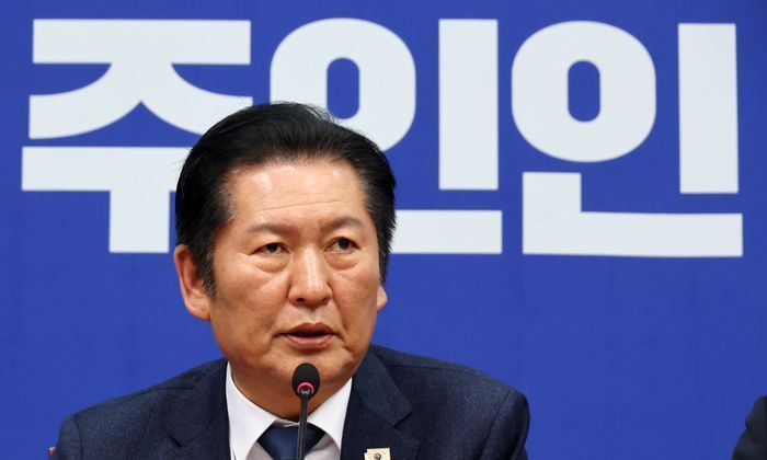 더불어민주당 정청래 대표가 10일 국회에서 조국혁신당과의 합당 논의를 주제로 열린 비공개 최고위원회의를 마친 뒤 결과를 발표하고 있다. ⓒ연합뉴스