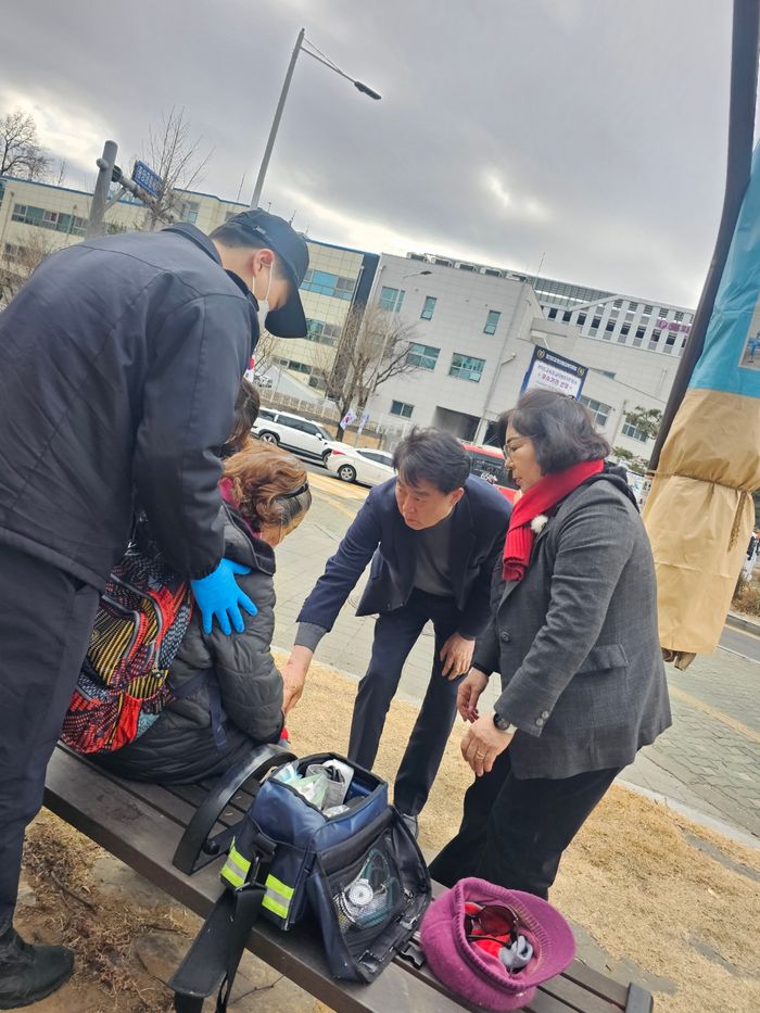 하은호 군포시장이 출근길 시민을 구조하는 모습ⓒ군포시제공