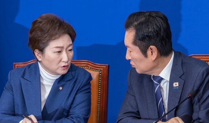 더불어민주당 정청래 대표(오른쪽)와 이언주 최고위원이 지난 11일 국회에서 열린 최고위원회의 도중 대화하고 있다. ⓒ연합뉴스